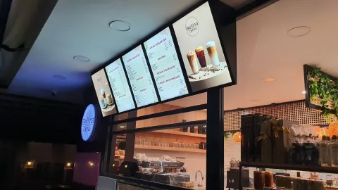 Kafede tezgâh üstünde ışıklı menü panoları