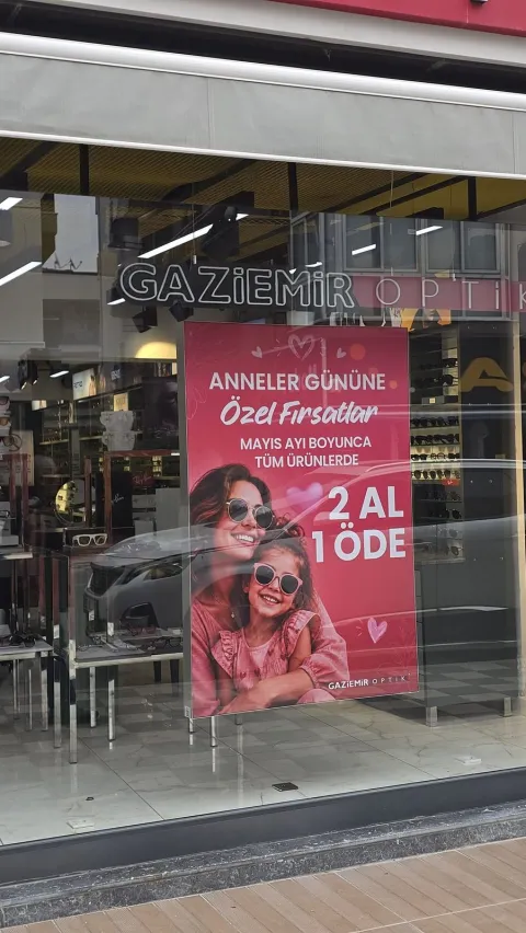 Mağaza girişinde vitrin ışıklı panosu