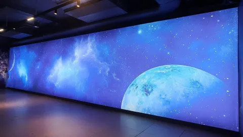 Geniş salonda uzay görselli ışıklı kumaş duvar
