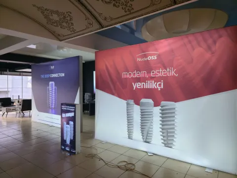 Sergi alanında köşe biçiminde ışıklı kumaş duvarlar
