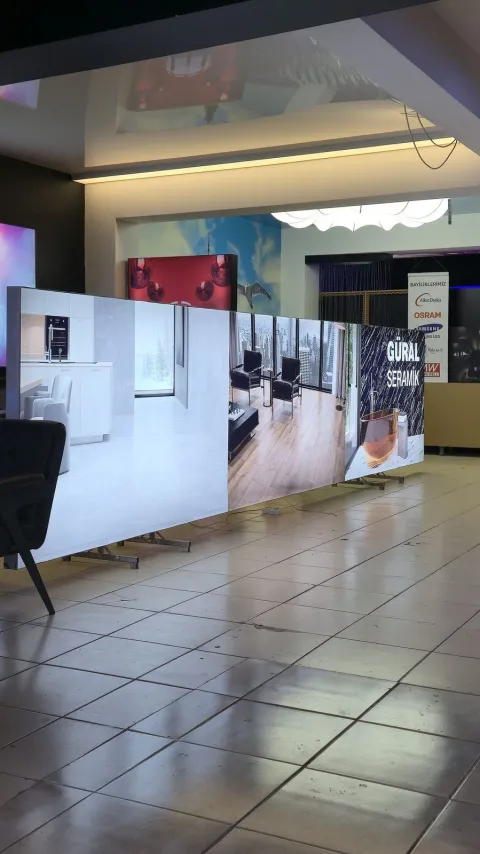 Showroom'da alçak ayaklı ışıklı pano dizisi