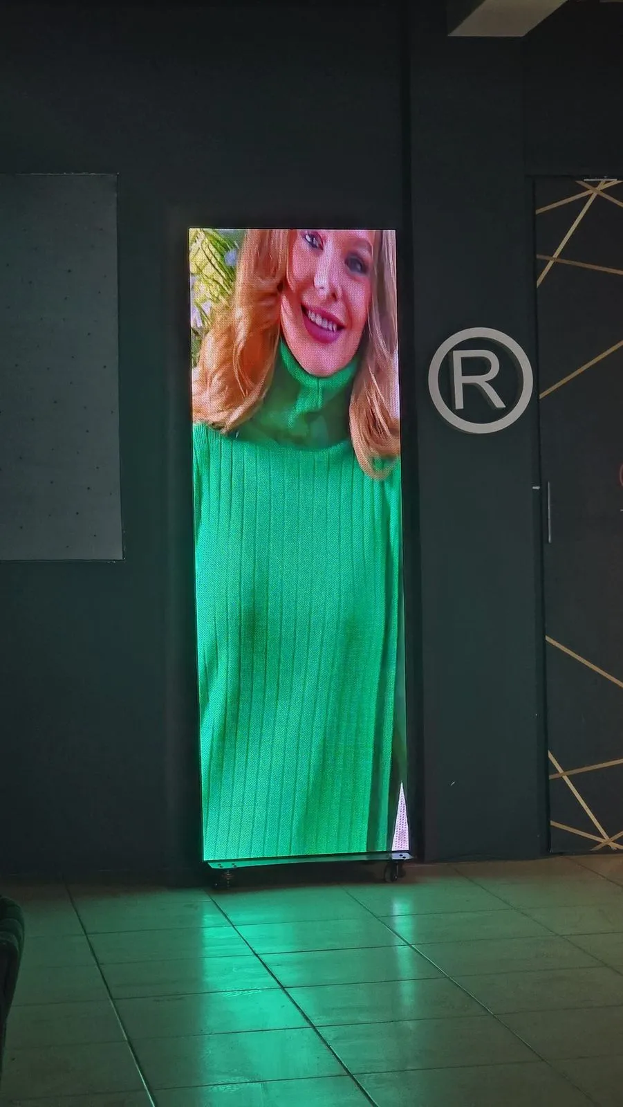 Showroom'da dikey LED poster ekran