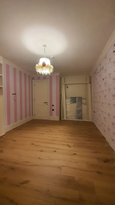 Çocuk odasında pembe beyaz çizgili duvar kağıdı